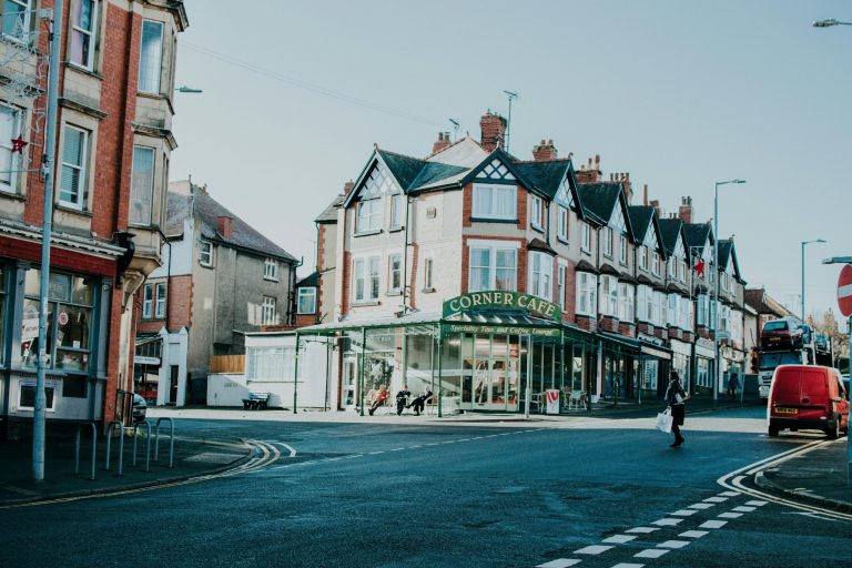 Differences Between Shopping in Big Cities and Small Towns