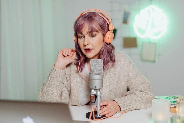 Headphone stands charging and displaying headphones